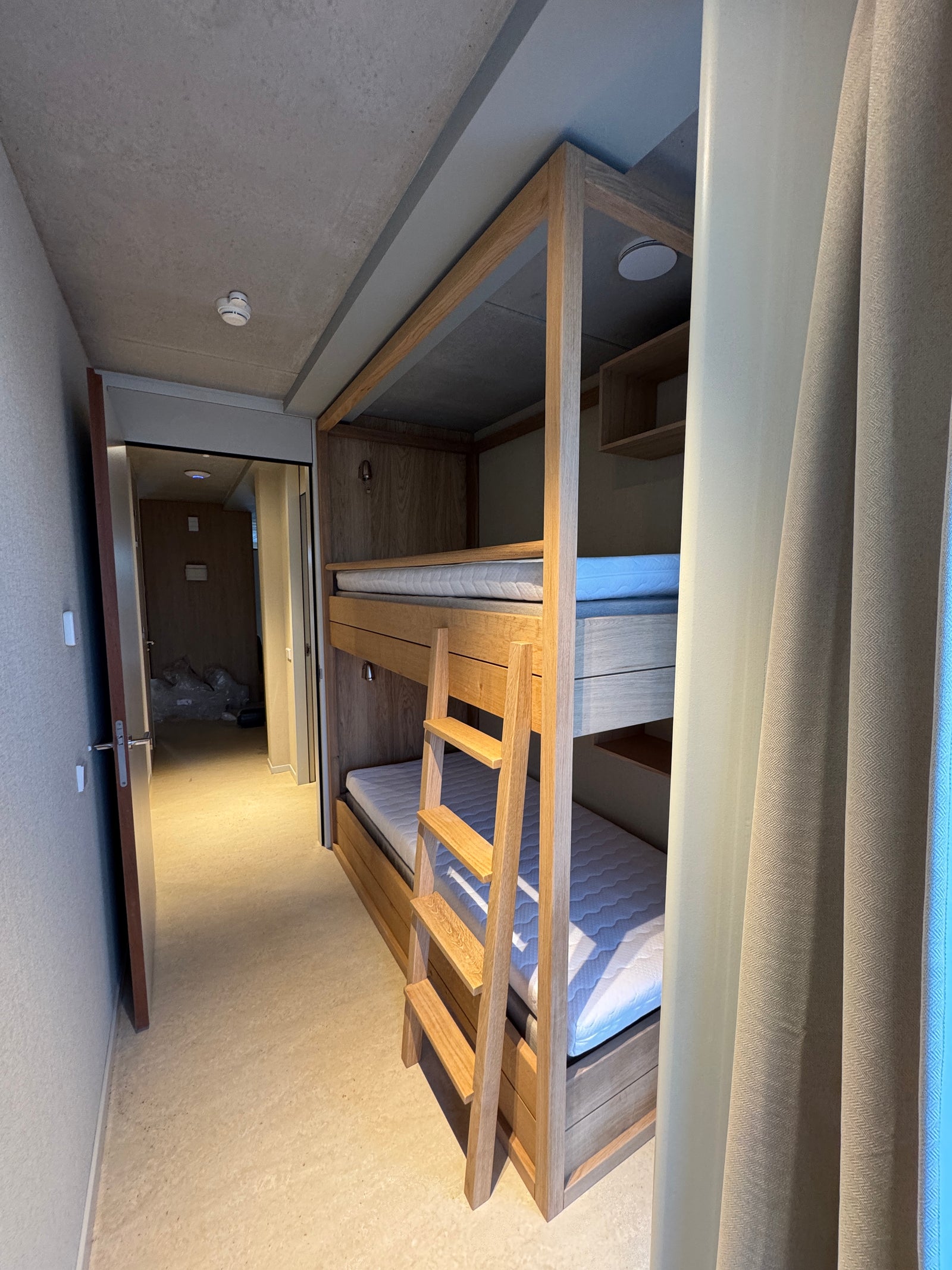 4 massief eikenhouten stapelbedden voor hotel "Elements by Dutchen" in Terschelling