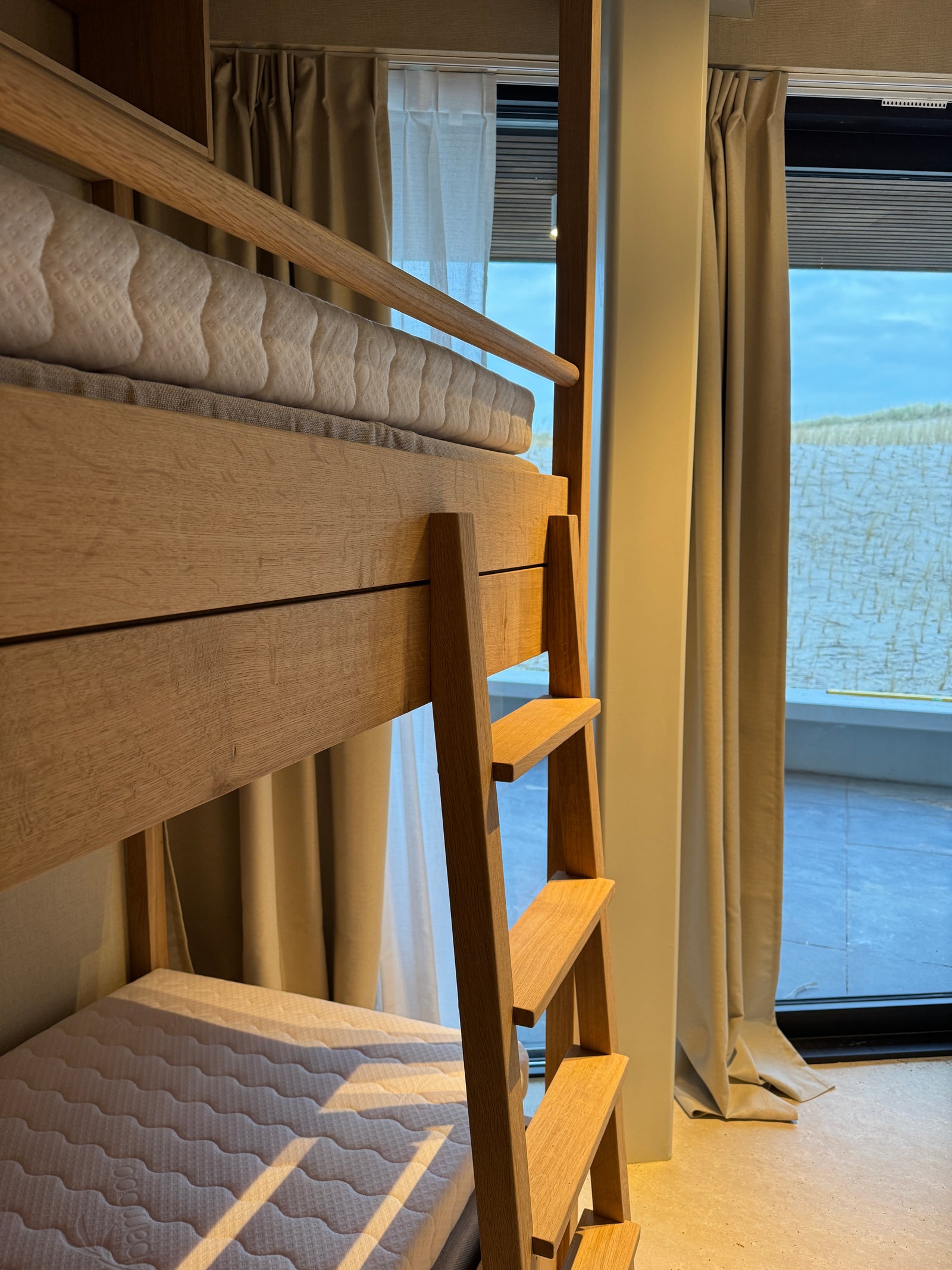 4 massief eikenhouten stapelbedden voor hotel "Elements by Dutchen" in Terschelling