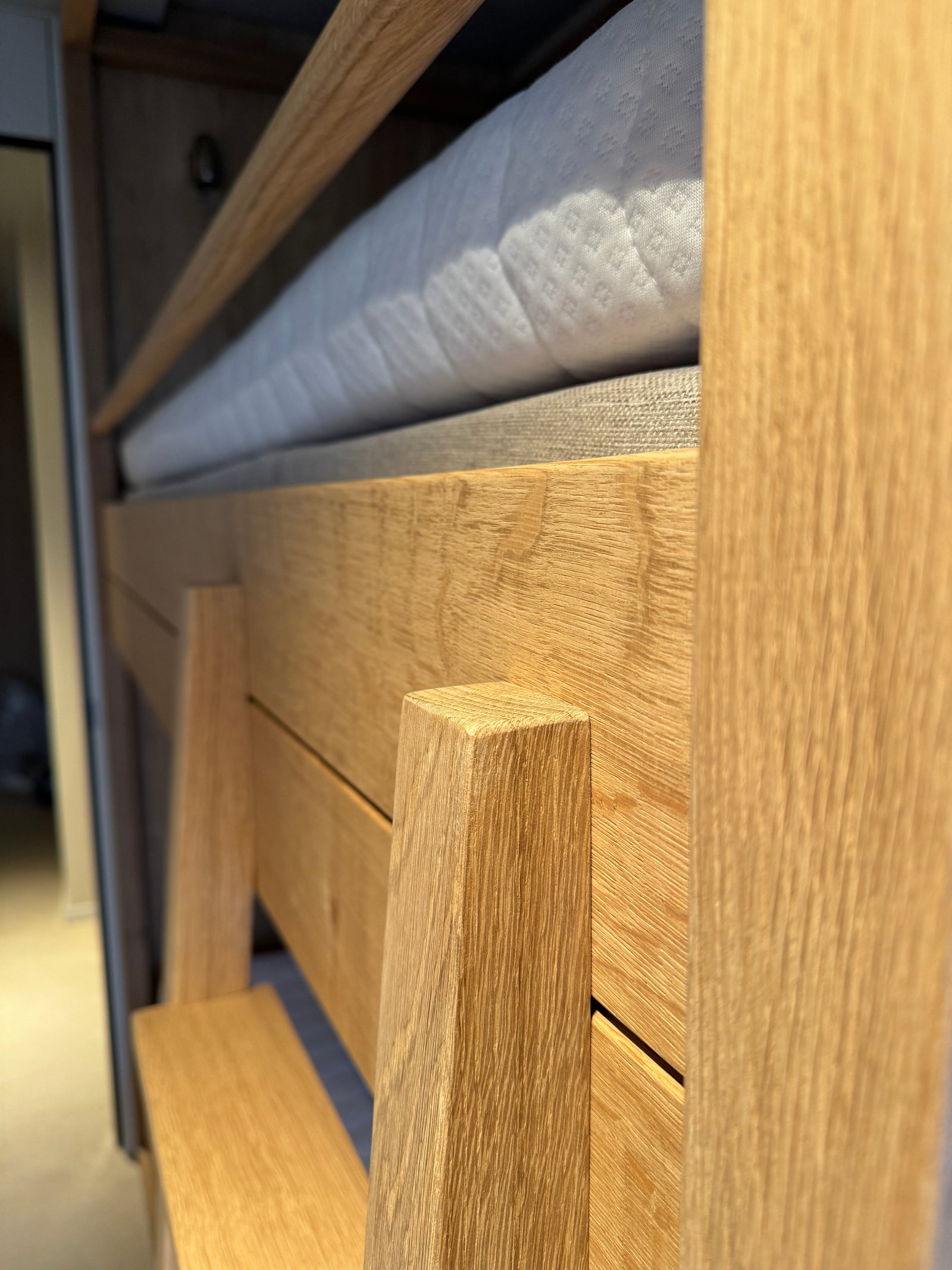 4 massief eikenhouten stapelbedden voor hotel "Elements by Dutchen" in Terschelling