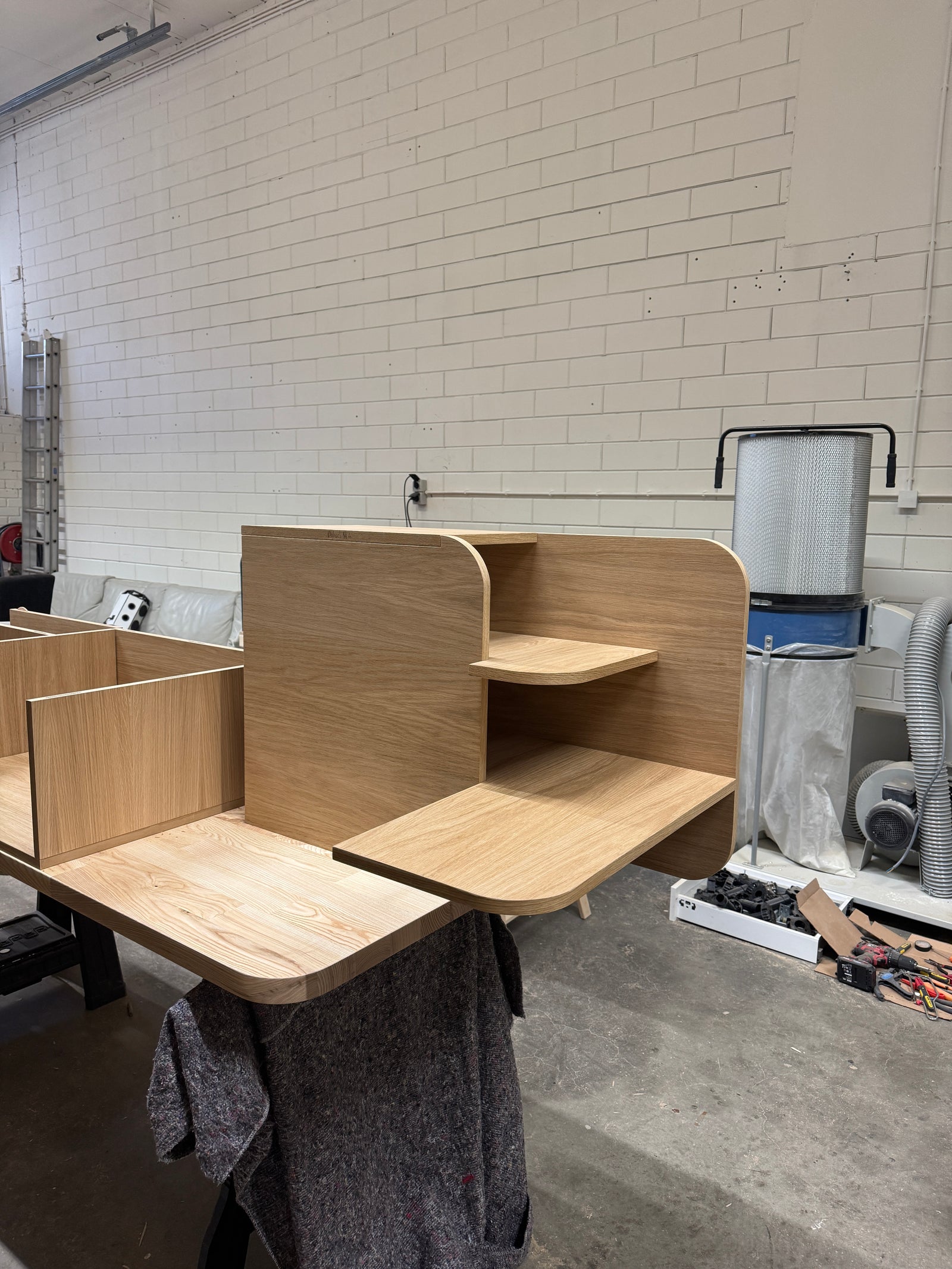 Op maat gemaakt bedframe van eikenhout met ingebouwde nachtkastjes.